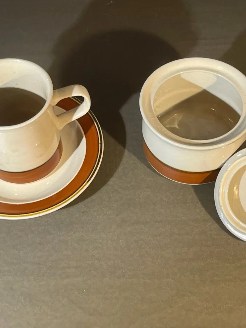 Bandolero Sienna Sugar Bowl w/ Lid Creamer and 2 Saucers (inv#1981)
